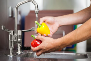厨房搬运工在专业厨房打水机时清洗胡椒